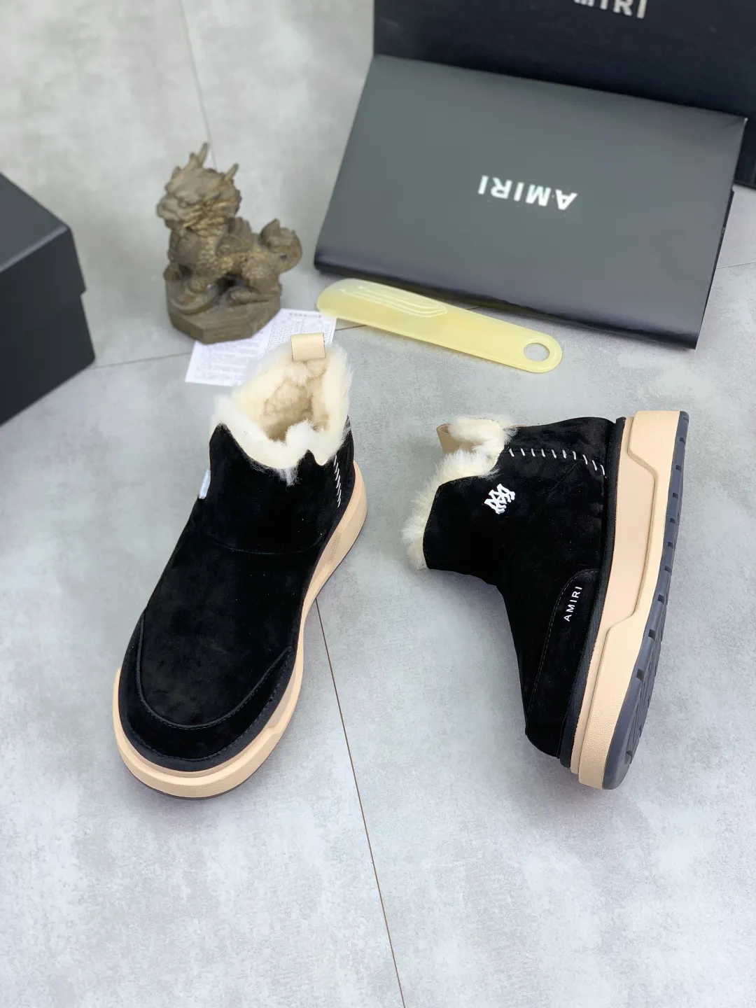 Men's shoes 💰P520 New high-quality fur-integrated Amiri Emile new winter wool shoes MA-1 wool shoes Amiri gave up the rock punk style in the new season. It uses a lot of unsaturated colors, Morandi tones, whether you see or wear them, it will make people very happy. The large tongue of the bread shoes continues, shortens the length of the shoe body, thickens the midsole, and the toe part is more rounded. Amiri's brand letters and MA logo appear on the side of the shoe. Fabric: Original custom imported first-layer frosted cowhide + real wool lining. Outsole TPU material. Bottom thickness 4CM. Color: three colors available. Size: #女 models 35-40